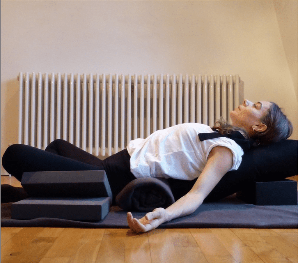 bienfaits-yoga-restauratif-annecy-studio-wakanda